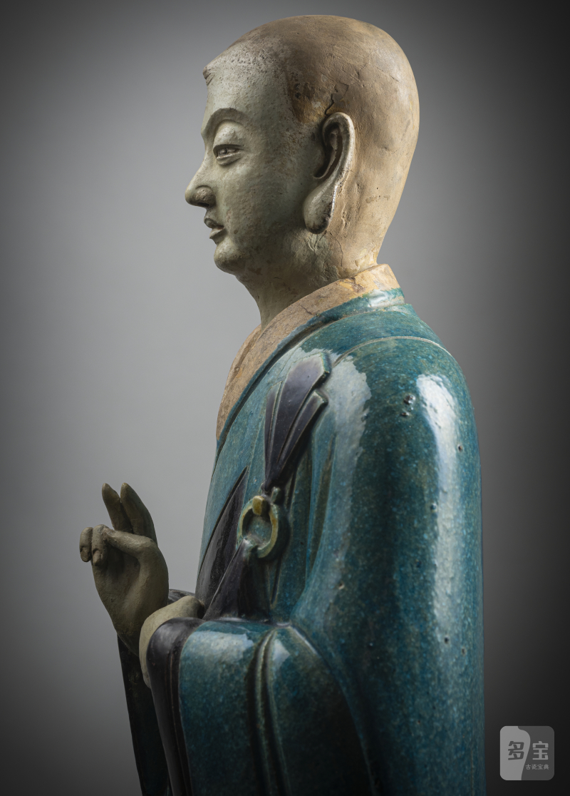 A large pottery figure of a standing Luohan with tricolour glaze, right hand raised - 图3